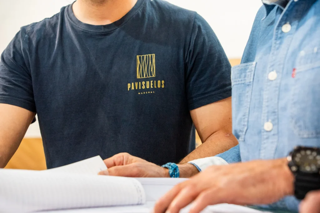 Instaladores de suelos de madera consultando un plano