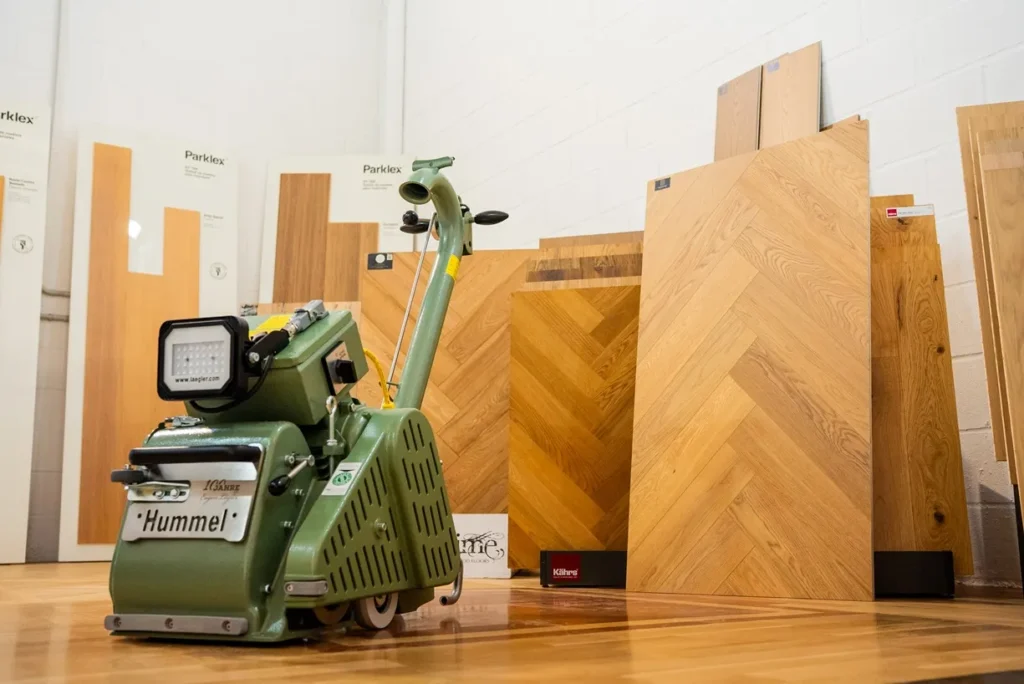 Gama de maderas y máquina de pulir