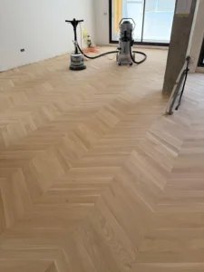 proceso de limpieza de un suelo tras su instalación