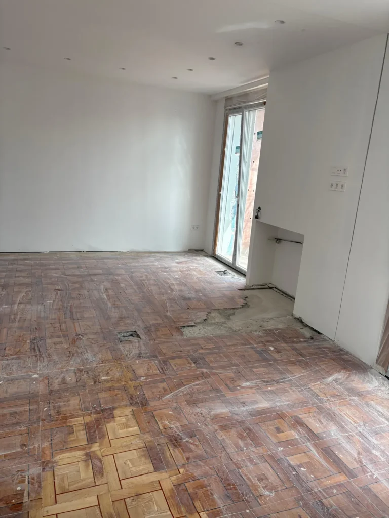 suelo de parquet preparado para restaurar