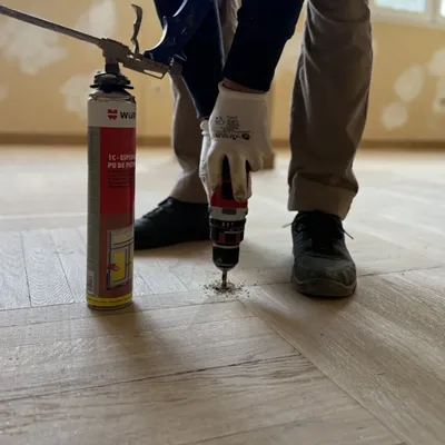 Empleado de Pavisuelos restaurando un parquet