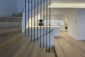 salón con escaleras de tarima