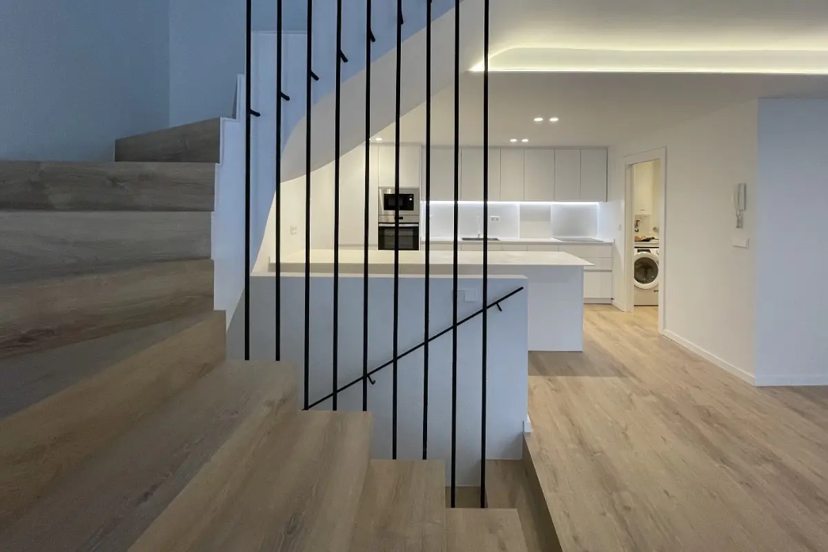salón con escaleras de tarima