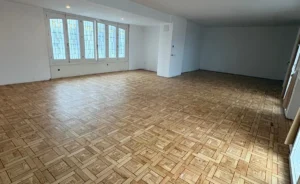 Suelo laminado recién limpiado